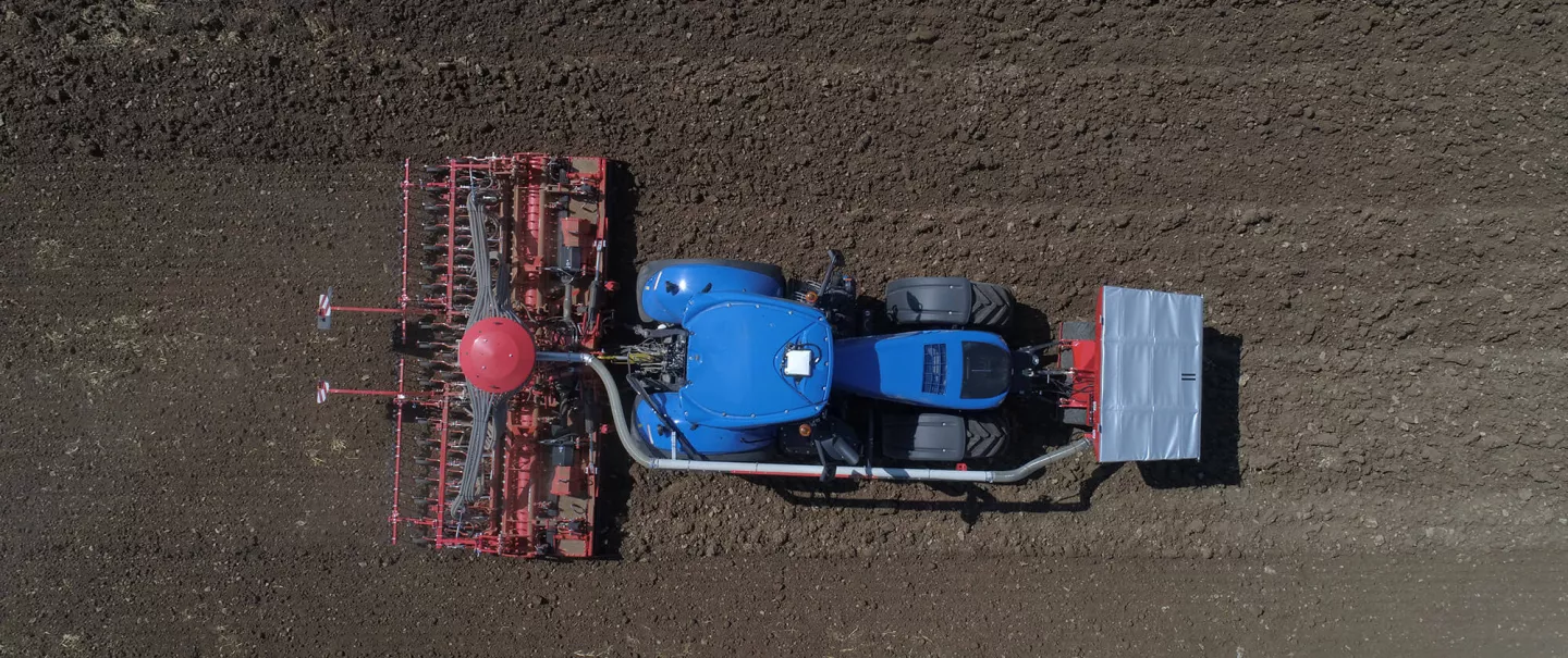 Seeding combination composed of the HR 4530 RCS power harrow and the HR 4530 seeding bar, on the road