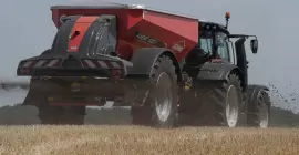 AXENT 100.1 fertiliser spreader with two quickly interchangeable AXIS PowerPack and Lime PowerPack spreading tables.