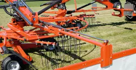 Hydraulic swath width adjustment