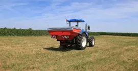 Spreading fertiliser on grassland with an MDS 18.2 fertiliser spreader