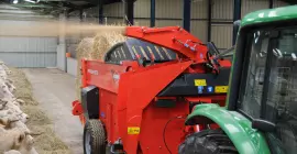 The KUHN PRIMOR 5570 M in straw blowing mode