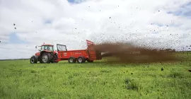 KUHN PS 242 ProSpread apron box spreader in action