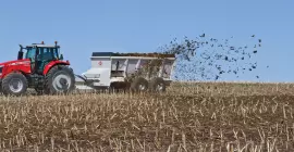 KUHN SLC 132 manure spreader in action