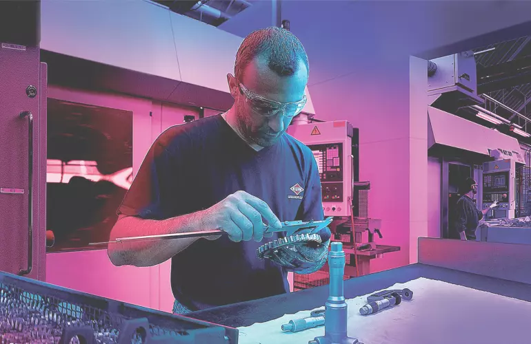 A KUHN specialist controlling Parts quality