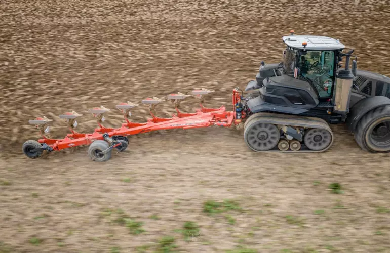 Mounted Plough MULTI MASTER 183 working in a field