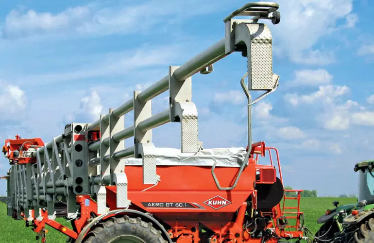 KUHN AERO GTpneumatic fertiliser spreader at work