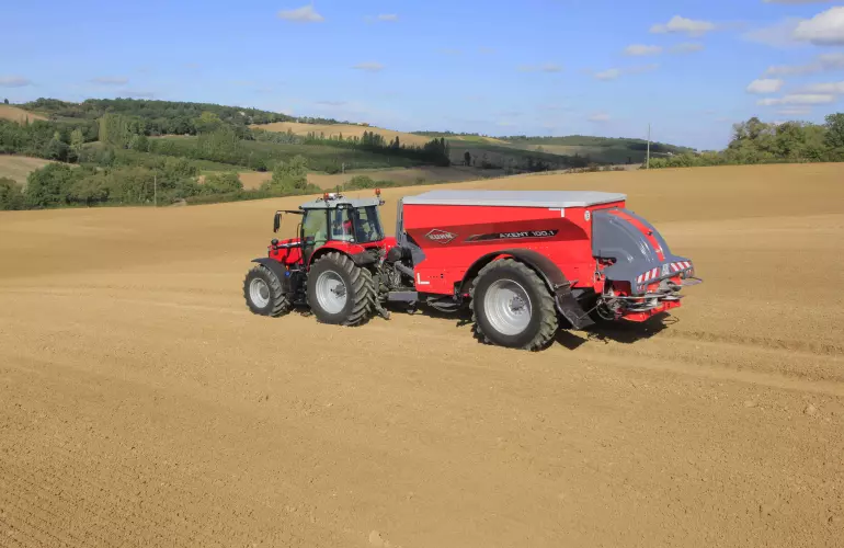 AXENT 100.1 fertiliser spreader at work.