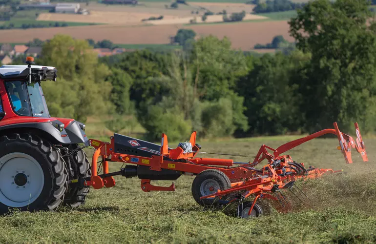 The GF 8703 T tedder at work in the field