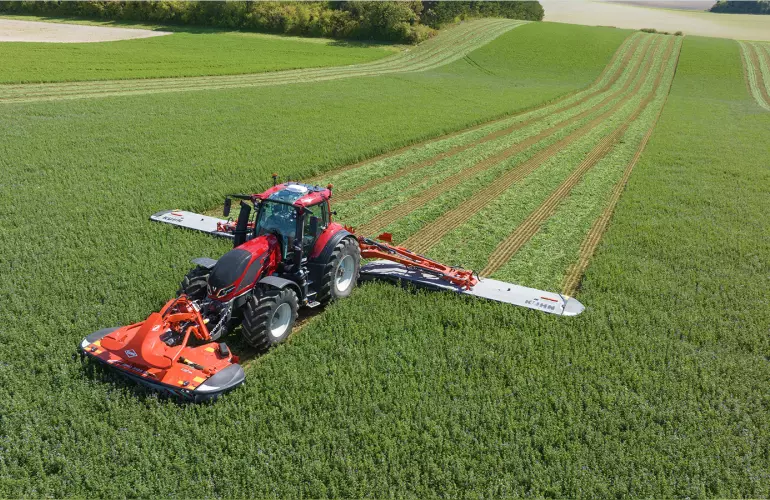 Das GMD 15030 bei der Arbeit auf einem Feld