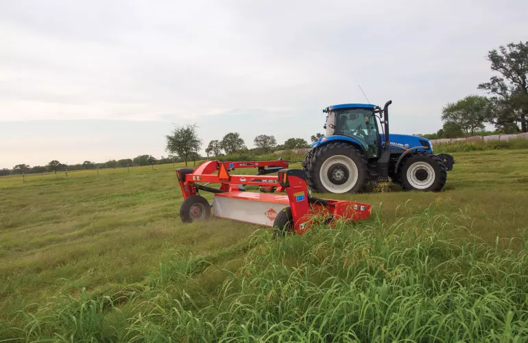 KUHN GMD 5251 TL disc mower in action