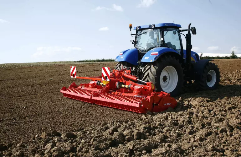 HR 5004 DR power harrow at work