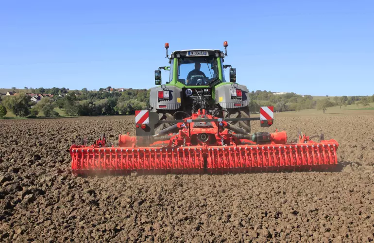 HR 6040 R power harrow at work