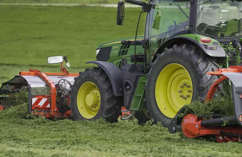 The front belt merger MERGE MAXX 440 F combined with a rear belt merger MERGE MAXX 950 at work on a plot