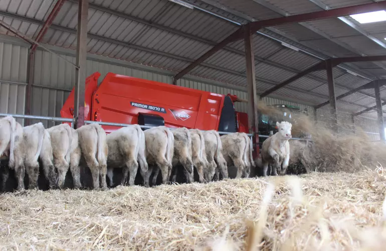 The KUHN PRIMOR 15070 M in straw blowing mode