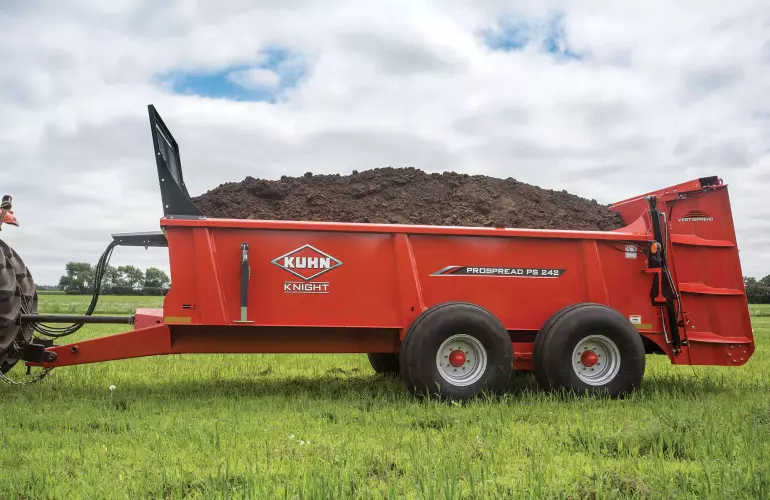KUHN PS 242 ProSpread apron box spreader in action