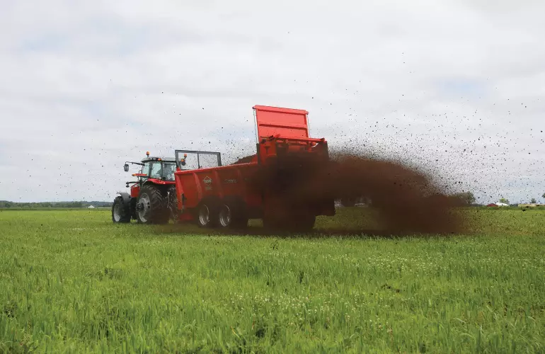 KUHN PS 270 ProSpread apron box spreader in action