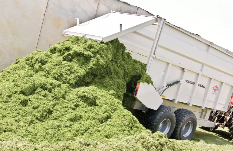 KUHN PSC 161 ProSpread apron box spreader in action