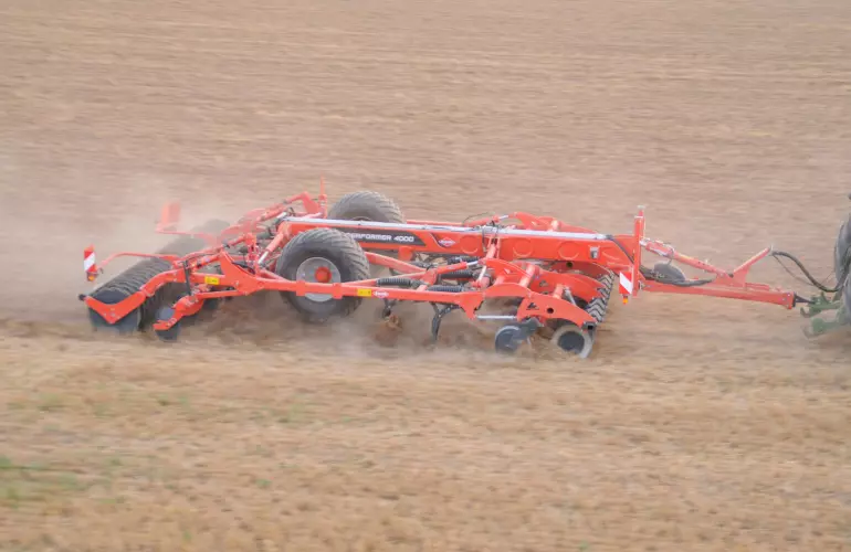 PERFORMER 4000 in One Pass with discs, tines and roller