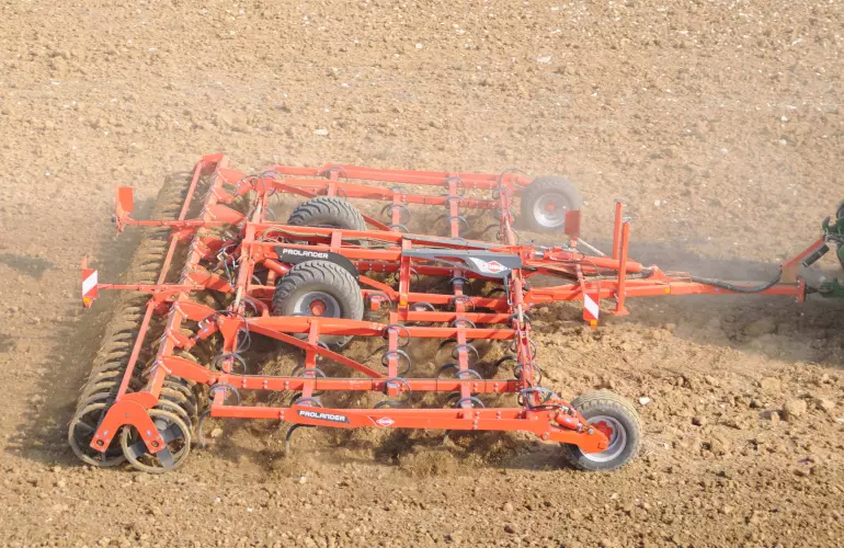 The PROLANDER cultivator with vibrating tines during seedbed preparation