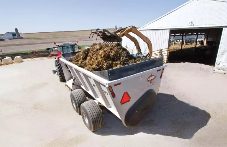 KUHN SLC 132 manure spreader in action
