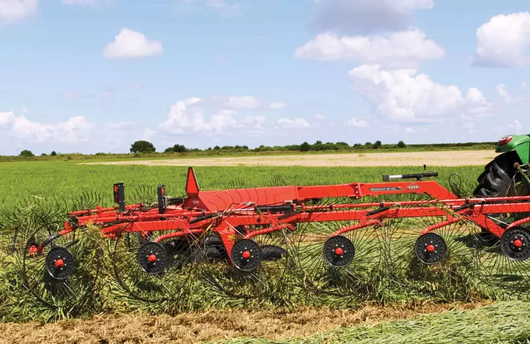 SR 300 wheel rake at work