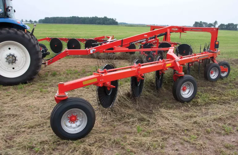 SR 600 GII wheel rake at work