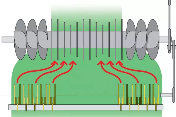 The short distance between rotor and pick-up tines maintains consistent crop flow.