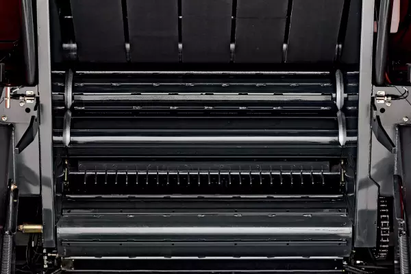 5 Belt and 3 roller of the VBP 3100 Series bale chamber ensures fast, consistent bale formation.