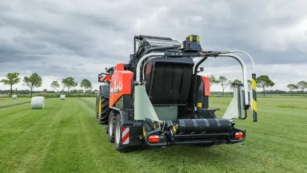 The quickest tailgate operation and bale transfer in its segment