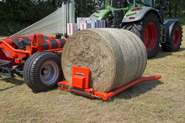 The wrapping process is automatically started once the bale has been detected on the loading arm.