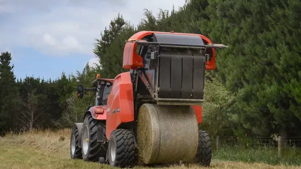 The net binder with active stretch technology ensures a firm bale shape with constant net tension.