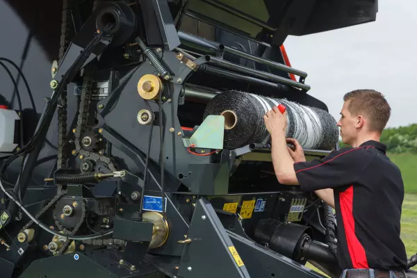 Active stretch technology ensures a firm bale shape with constant net tension.