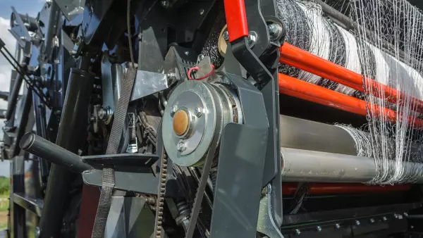 Active stretch technology ensures a firm bale shape with constant net tension.