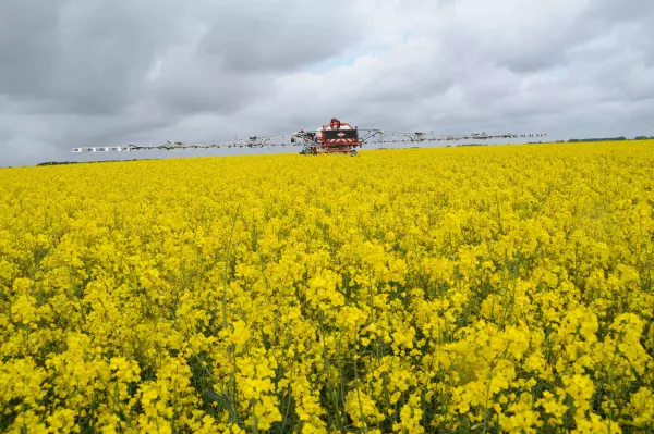The parallelogram allows the nozzle to be positioned at a height of 2.5 m