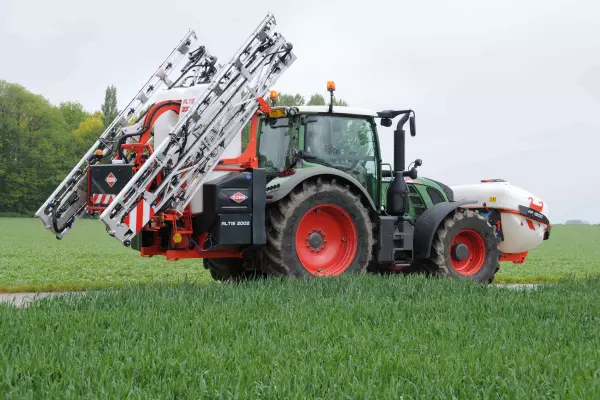 Boom protected during transport thanks to the 100% active suspension