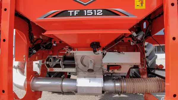 The TF 1512 front hopper's metering unit