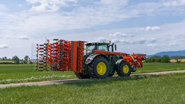 Seeding combination composed of the HR 4530 RCS power harrow and the BTFR 4530 seeding bar, during transport.