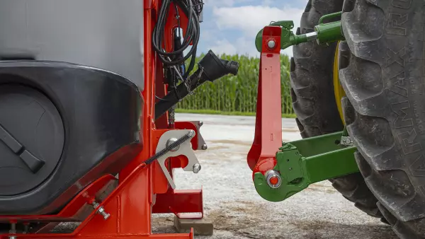 Automatic hitching system for the DELTIS 2 mounted sprayer