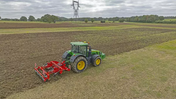 Vista aérea de un descompactador DT XL 300 trabajando