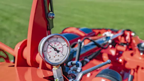 With the LIFT-CONTROL suspension and the NON-STOP safety system, the mowing unit is protected from obstacles