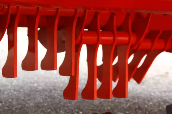 The DIGIDRY steel tine conditioner is very efficient in heavy, long or mature fodder but also in short forage. 