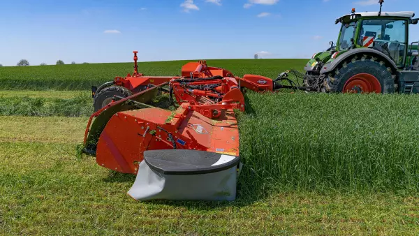 Ground following quality is outstanding with the FC 13460 mower conditioner