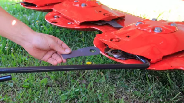 Save time with the FAST-FIT quick knife release system