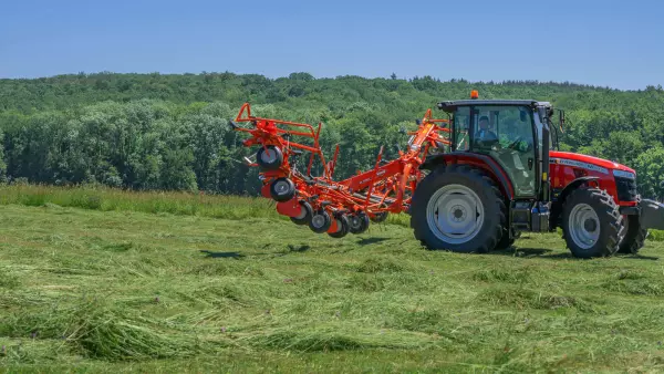 The HLC system on the GF 10803 tedder makes it possible to pass over the fodder without touching it.