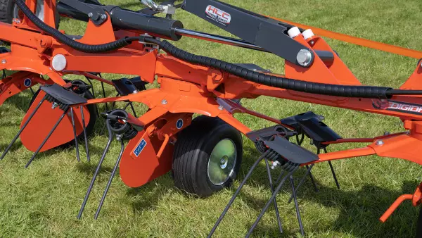 The asymmetrical tines fitted on the OPTITEDD rotor allow the entire forage to be picked up.