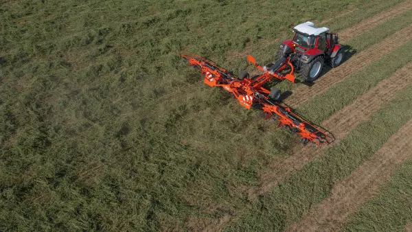 The GF 8703 T tedder at work in the field
