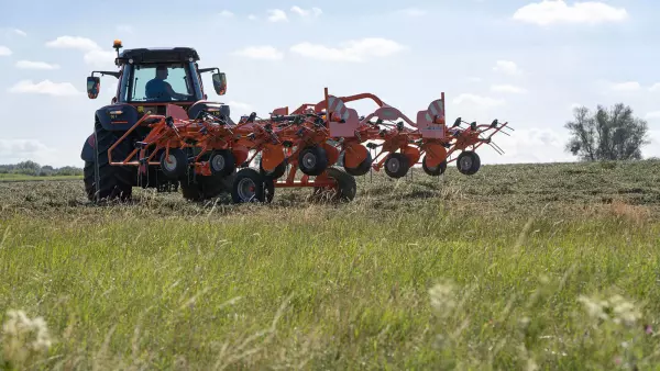 The HLC system on the GF 7803 T improves the tedder's reactions and ensures quality forage.