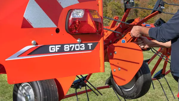 The deflectors on the GF 8703 T prevent forage from wrapping around the wheel columns