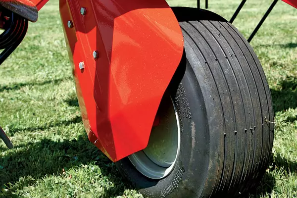 Crop deflectors on GF wheels