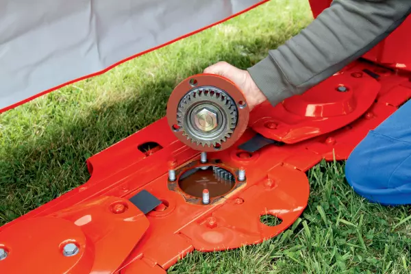 Changing the disc bearing on the 100 series cutter bar